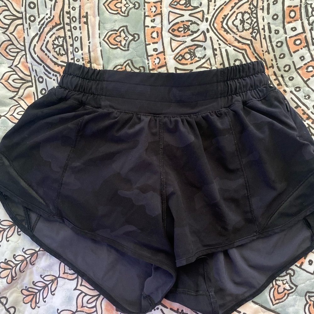 Black camo size 2 lulu lemon shorts!!